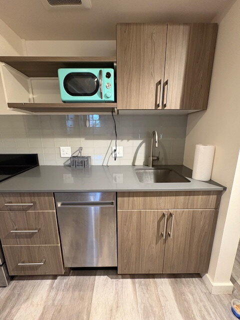 Building Photo - Cute Pet Friendly Studio Apartment Near Sl...