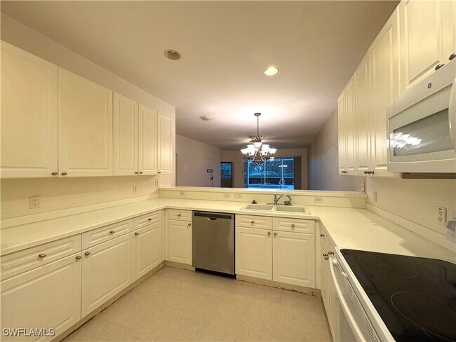 Building Photo - 2045 Crestview Way