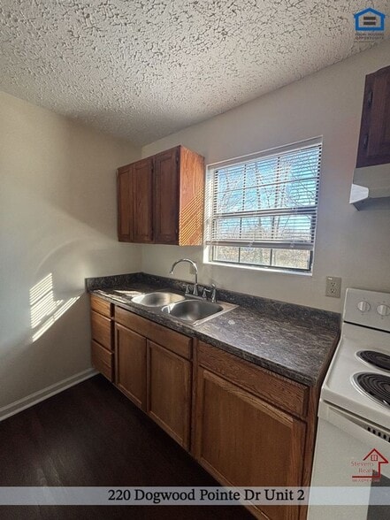 Building Photo - 220 Dogwood Pointe Dr