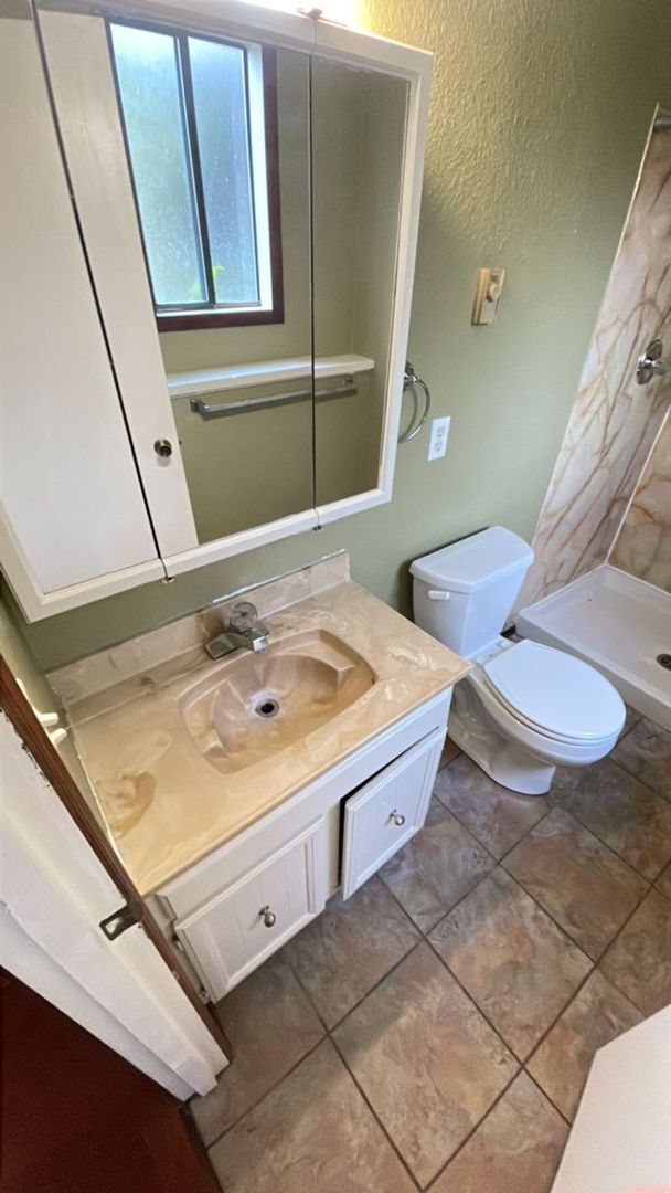 Building Photo - Preleasing Now! Split-level 4 Bedroom + 3 ...