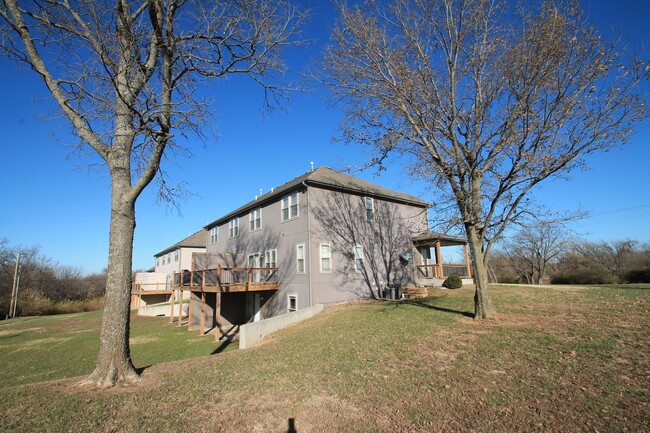 Building Photo - 3BR, 3.5BTH 1/2 duplex, 2car gar and walko...