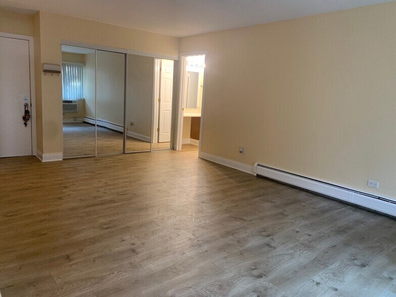 Living room - 1813 Hemlock Pl