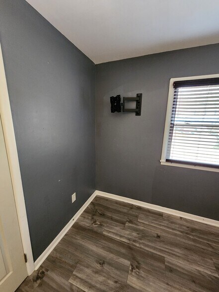 TV mount for flat screen up to 60 inches - 8917 Loughran Terrace