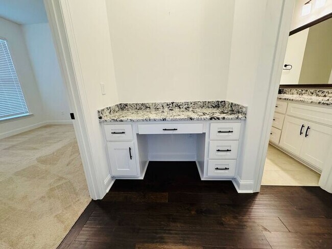 Building Photo - FENCED yard-great location at the base of Keel Mountain