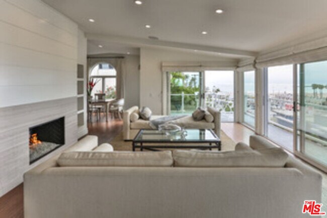 Building Photo - 218 Montreal St