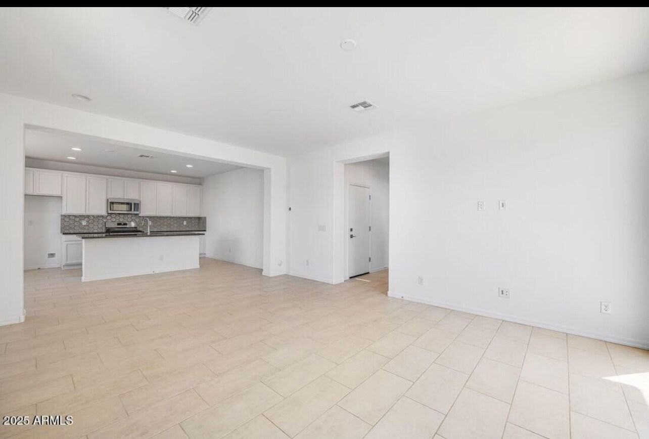 Building Photo - 14663 W Sand Hills Rd