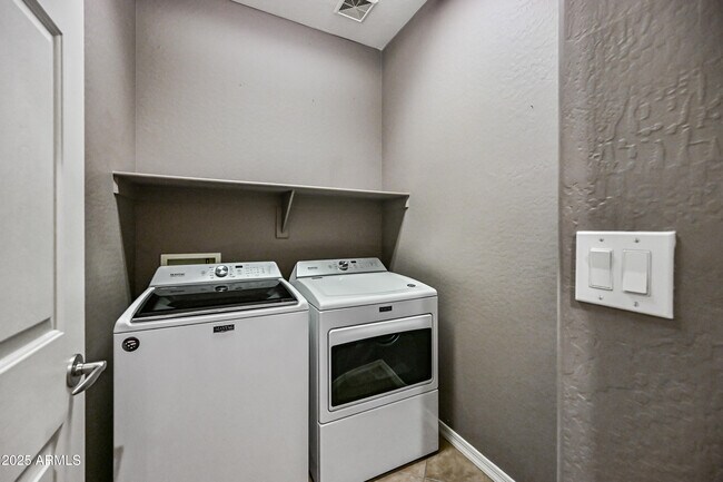 Building Photo - 41708 N Parker Ct