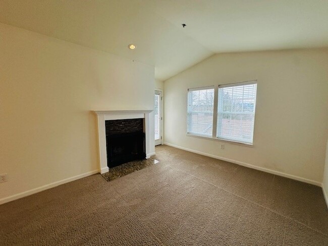 Building Photo - 2Bd/2Ba Bellevue Condo