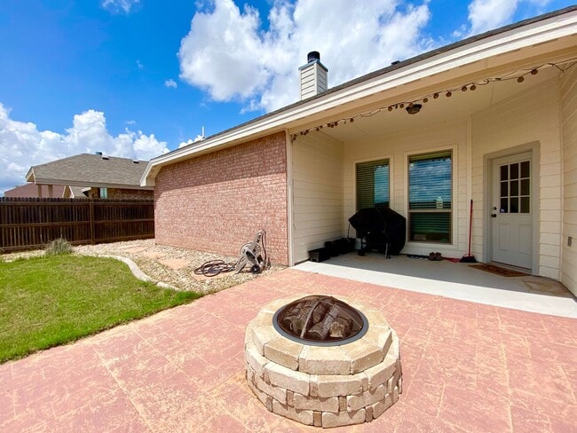 Building Photo - IMMACULATE all electric 3 bedroom + office, 2 bath home available SOON!!!