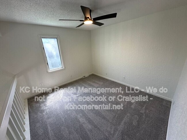 Building Photo - 3870 SW Harbor Dr
