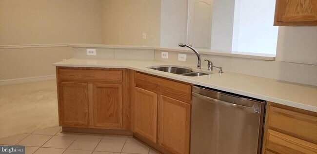 Building Photo - 5800 Clipper Ln