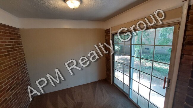 Building Photo - Large home in Southeast Columbia