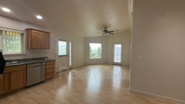 Building Photo - 1384 NE Ridge Ave