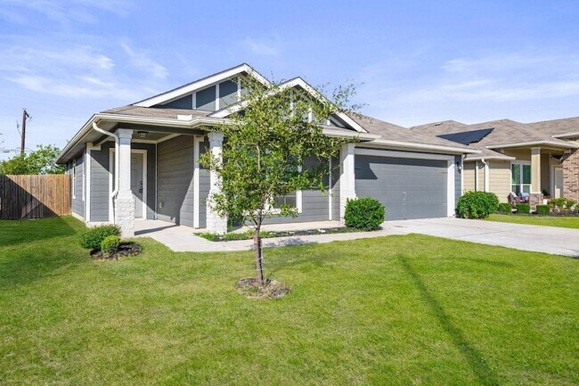 Building Photo - 910 Comal Run