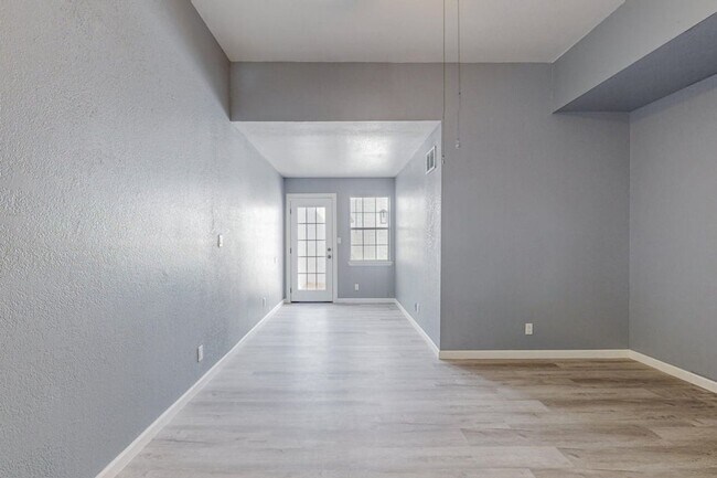 Building Photo - NW Home 3 Bedroom 2 Bath 2/CG 1266/SF