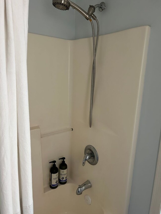 Building Photo - Fully Furnished: Stunning 3 - Bedroom 2.5 ...