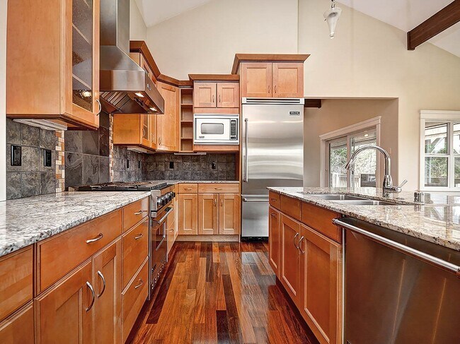 Building Photo - Amazing Kirkland Craftsman