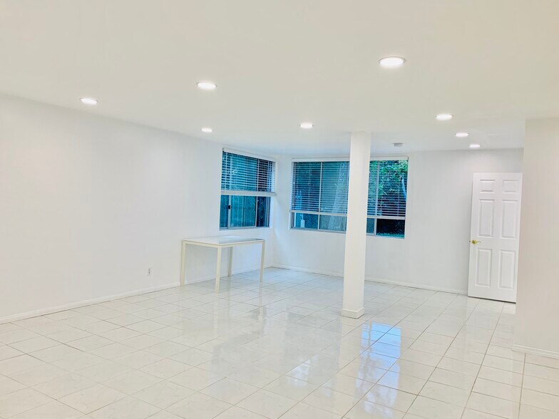 Building Photo - 5301 Balboa Blvd