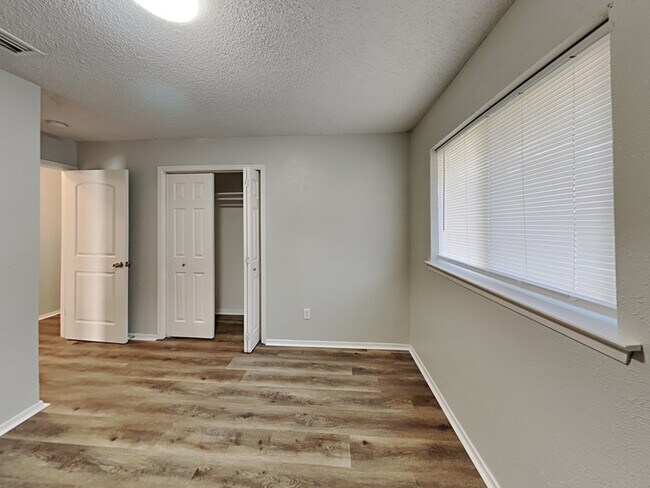 Building Photo - 2312 Suffolk Ln