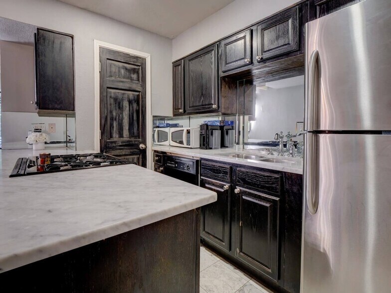 Building Photo - 5002 Junius St