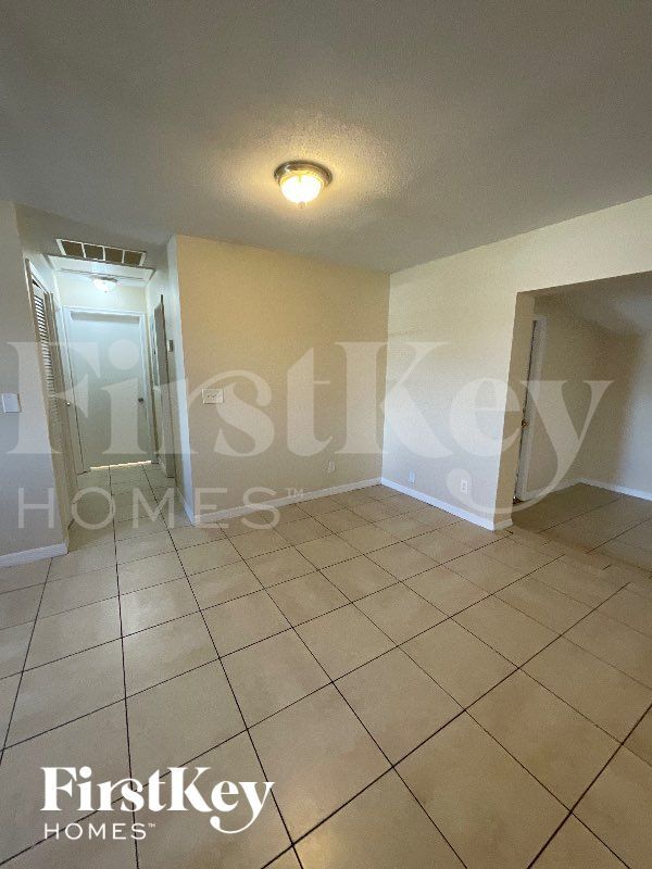 Building Photo - 4304 N Shore Dr