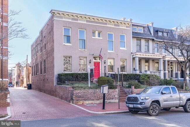 Building Photo - 424 11th St NE
