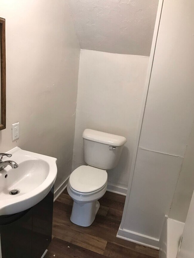 Building Photo - 3 BR 1 1/2 Bath 2 Story Available Now!