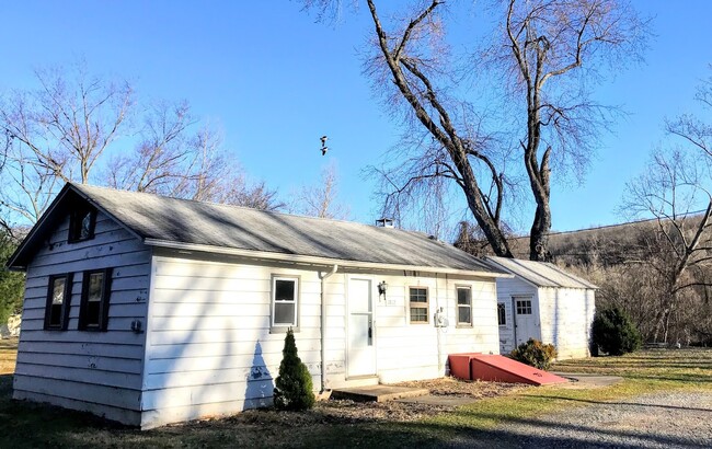 Building Photo - Cottage by the water, laundry, parking, ma...