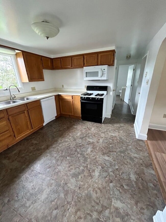 Building Photo - Charming Cape