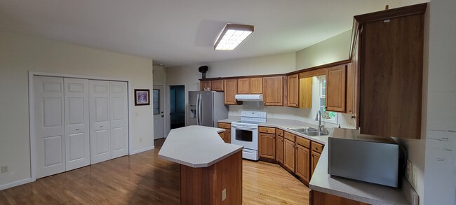 Building Photo - 690 Pinewood Dr