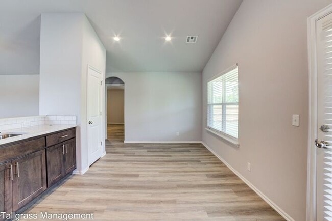 Building Photo - 4/2.5/2 New Construction in Broken Arrow!