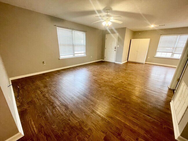 Building Photo - 1361 Davis St