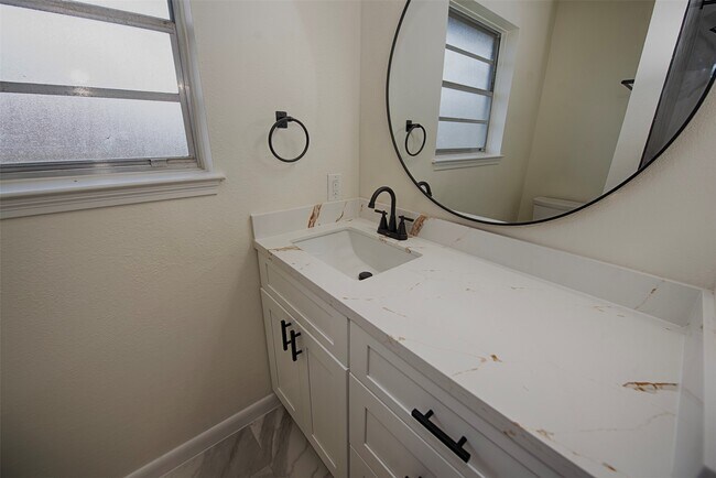 Building Photo - 309 E X St