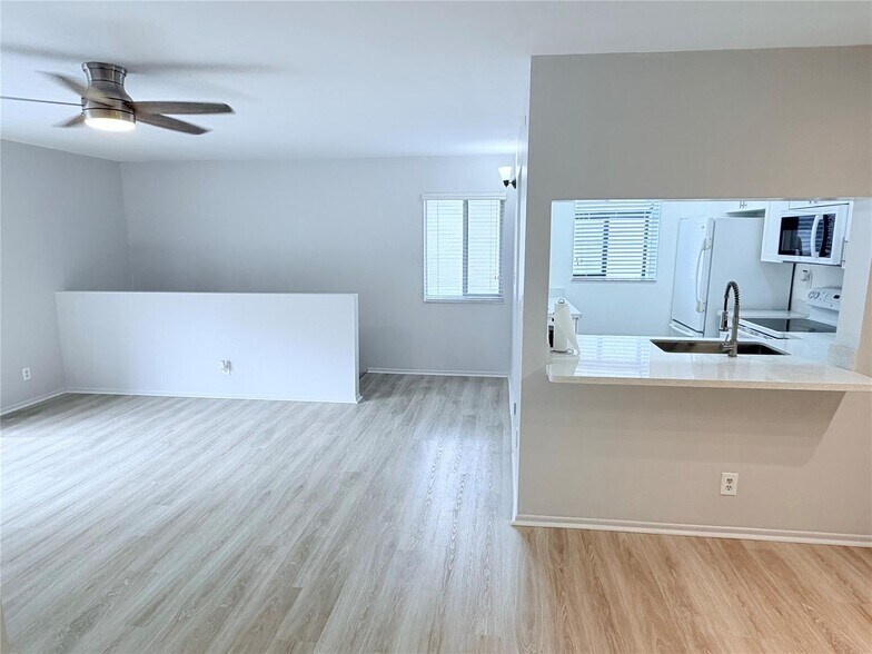 Building Photo - 117 Gardens Dr