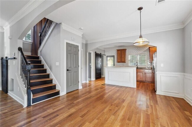 Building Photo - 163 Richmond St SE