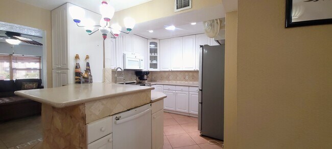 Building Photo - 400 Sunset Dr