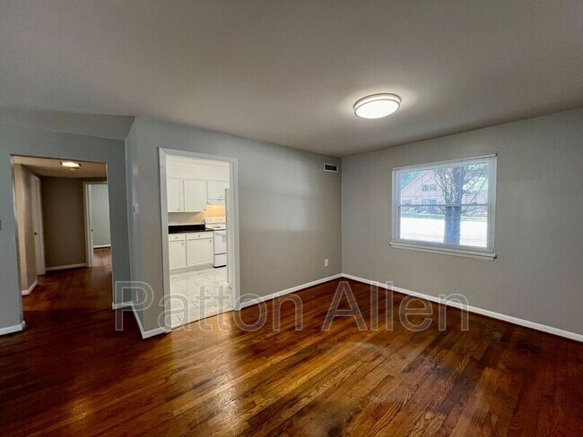 Building Photo - 1020 Hendersonville Rd