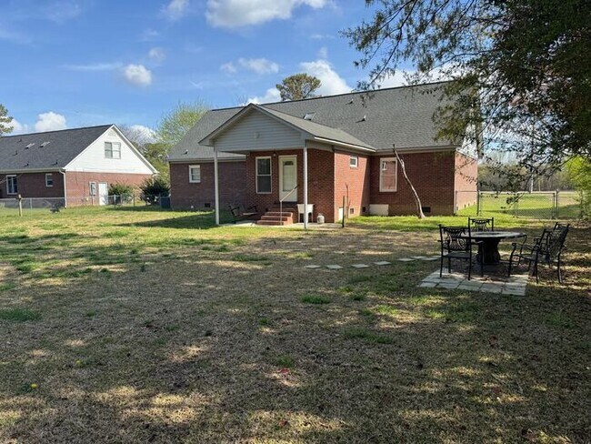 Building Photo - 4 bedroom 3 Bath Home