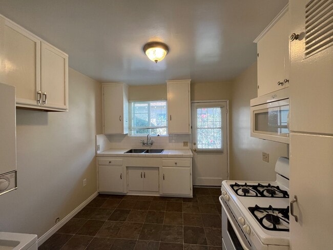 Building Photo - 441 S Parish Place