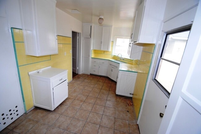 Building Photo - **AVAILABLE TO SEE**  3BR/1BA LAKEWOOD HOME NEAR MALL $3600.00