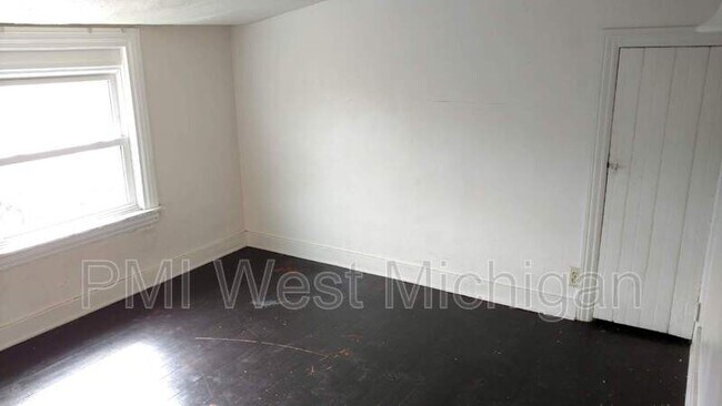 Building Photo - 1948 Silver Ave SE