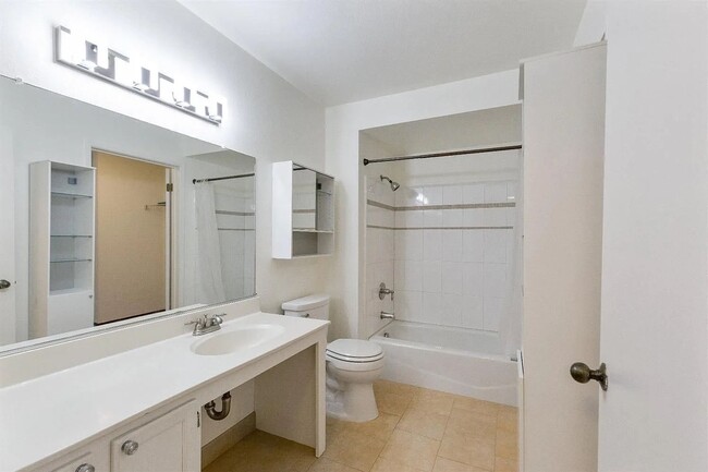 Building Photo - Beautiful 1BRs+1BA Condo with al parking s...