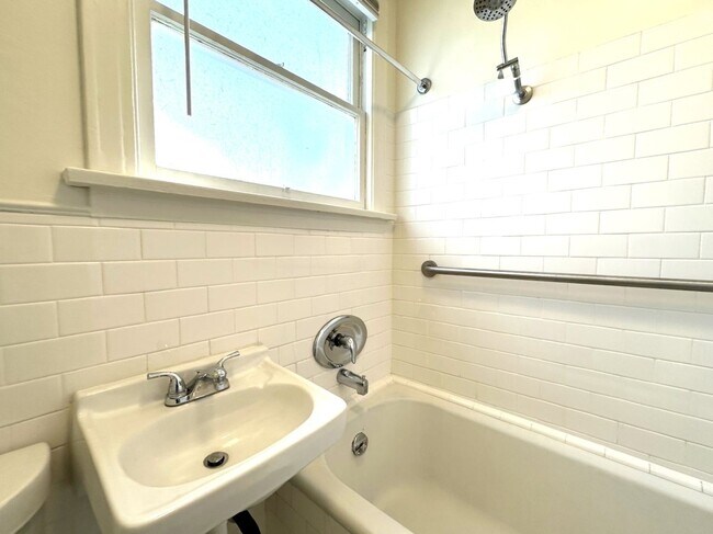 Building Photo - University Heights -Huge 1 Bedroom with Bonus Room/Bedroom and AC in Charming Vintage Building