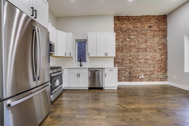 Building Photo - 172 Mallory Ave