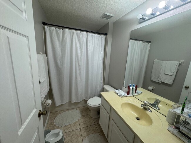 Building Photo - 4/2 in Gated Community near Tuskawilla Rd ~ Tile and Laminate Floors ~ Screened Patio ~  Communit...