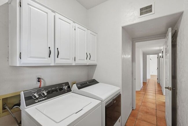 Building Photo - 770 N Lazy J Wy