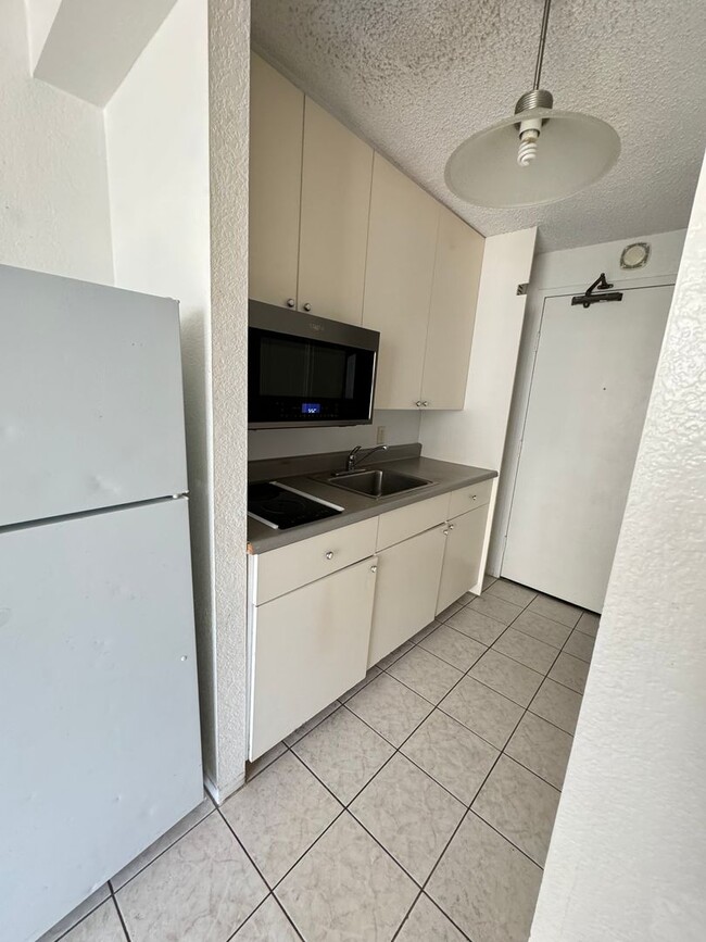 Building Photo - Partially Furnished Studio in Waikiki