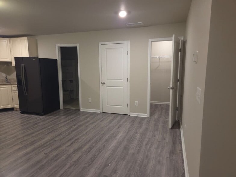 Building Photo - 302 Cashes Dr