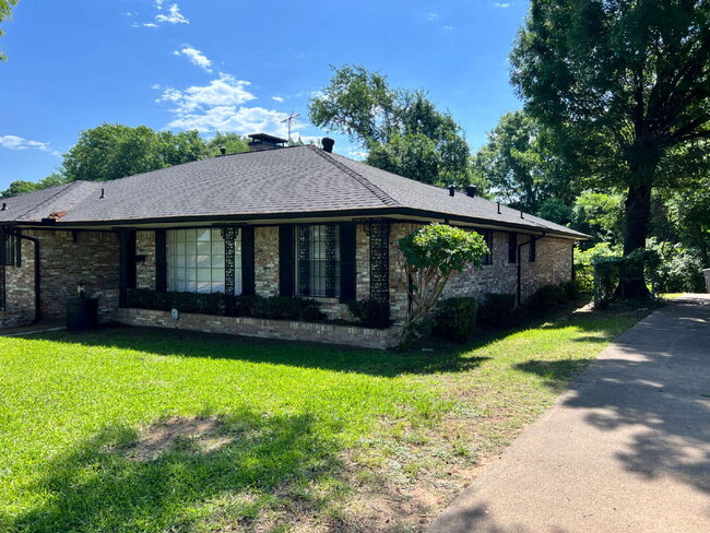 Building Photo - 2730 King Cole Dr