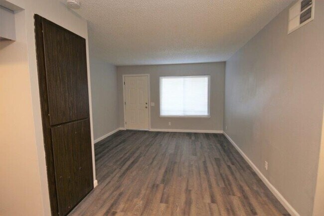 Building Photo - GREAT 1ST FLOOR CONDO